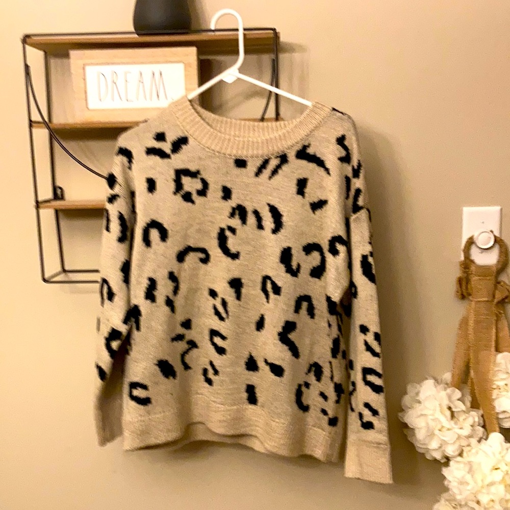 Comfy animal print sweater . No size on the sweater . Medium fit